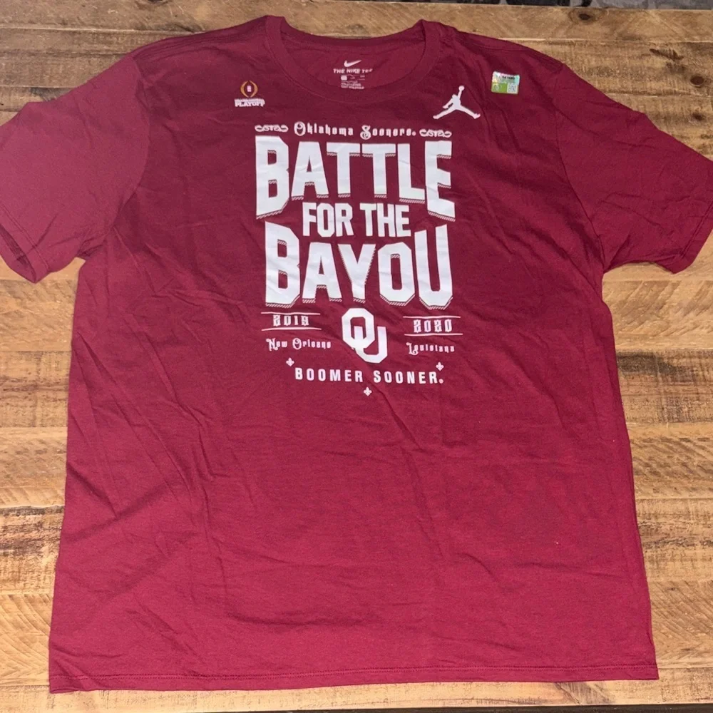 The Nike Tee “Battle For The Bayou” Oklahoma Sooners Graphic Tee NEW